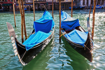 Fototapeta na wymiar dwie gondole w Wenecji