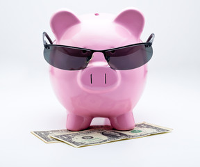 Tirelire avec lunettes de soleil sur billets US Dollars