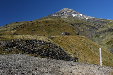 Fototapeta na wymiar ścieżki piesze z kijkami na Mount Taranaki