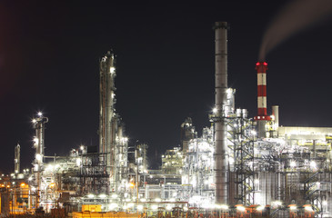Obraz na płótnie Canvas Przemysł naftowy i gazowy - rafineria w półmroku - factory - petroche