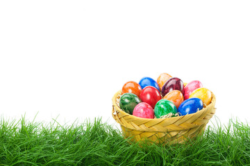 Fototapeta na wymiar Easter Eggs w koszu na Trawie