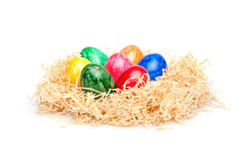 Fototapeta na wymiar Wielkanoc - kolorowe jaja w gnie¼dzie wełny drzewnej