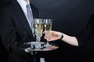 Butler mit Sektgläsern