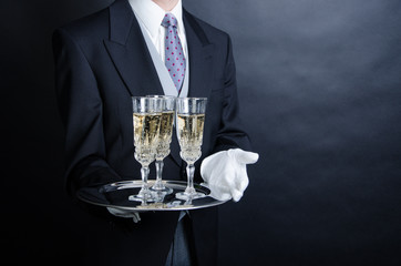 Butler serviert