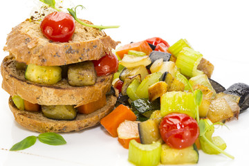 Ржаная булочка с овощами