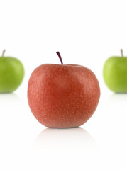 Ein roter und 2 grüne Äpfel