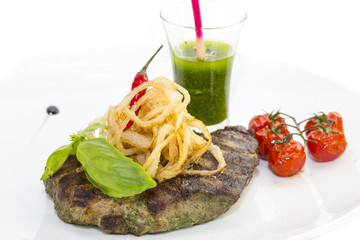 Говяжий стейк, сельдерей и черри