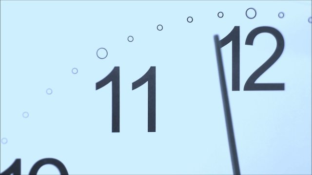uhr-zeit-zeiger-elf-zw&ouml;lf-blau