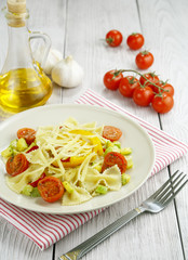 Farfalle with zucchini, tomatoes and cheese