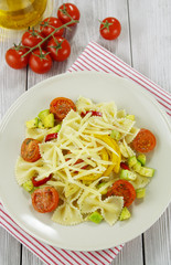 Farfalle with zucchini, tomatoes and cheese
