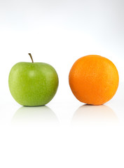 Grüner Apfel und Orange