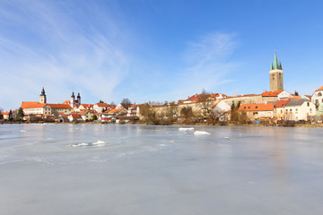 Obraz premium Historic city of Telc in winter with a frozen pond