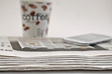 Zeitung, Kaffee, Smartphone
