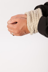 Die Hände der jungen Frau sind gefesselt