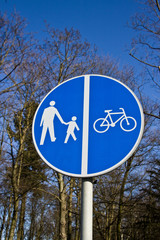 Znak drogowy - Ścieżka rowerowa i piesza - obrazy, fototapety, plakaty