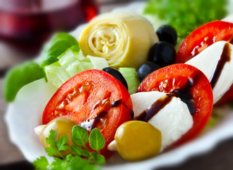 Mozzarella, Tomaten und Artischocken