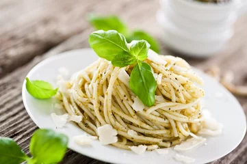 Foto op Aluminium spaghetti mit pesto verde © emmi