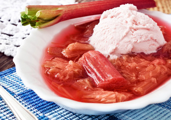 Rhabarber-Eis und Kaltschale