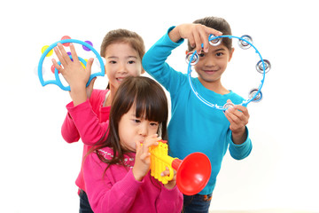 おもちゃの楽器で遊ぶ３人の女の子