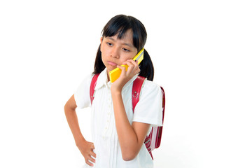 不満そうな表情を浮かべる女の子