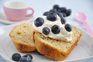 Vanillekuchen mit Heidlebeeren und Schlagsahne