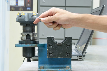 Prepare face milling tool for use