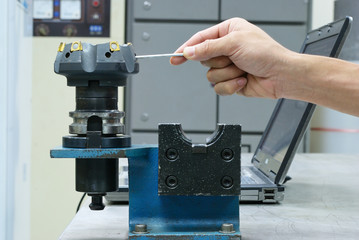 Prepare face milling tool for use on computer NC machine
