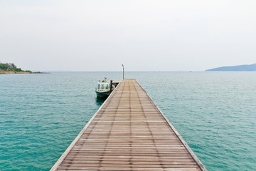 Fototapeta premium wooden bridge to the sea.