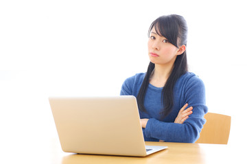 ノートパソコンを使って悩む女の子