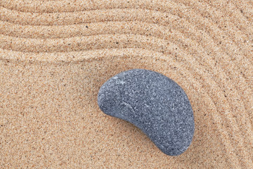 Obraz premium Curved pebble on raked sand