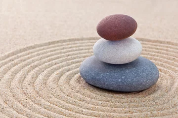 Gartenposter Steine​ im Sand Zen-Garten mit drei Kieselsteinen