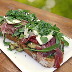 crostini mit schinken, gemüse, käse, pesto und rucola