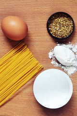 Obraz na płótnie Canvas Spaghetti, jajko, mąka, gatunki oregano