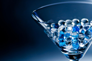 カクテルグラスと透明なガラス玉