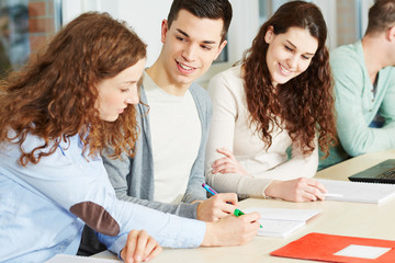 Frau gibt Nachhilfe für Schüler