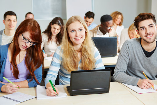 Studenten lernen im Seminar mit Computer