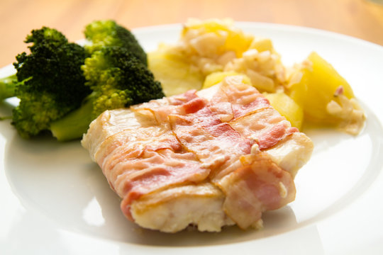 Steinbeisserfilet im Speckmantel