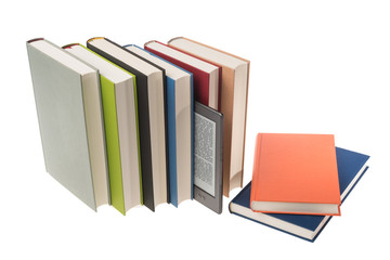 Bücherstapel mit E-Book Reader Kindle
