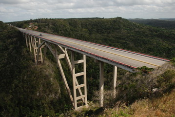 Fototapeta na wymiar Bridge over valley (Matanzas, Cuba)