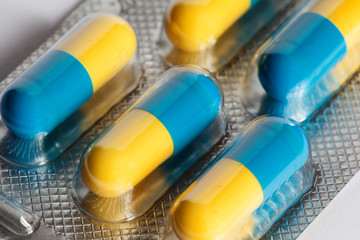 PLAQUETTE GELULES JAUNES ET BLEUES