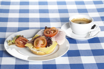 Frühstück mit Brötchen und Kaffee