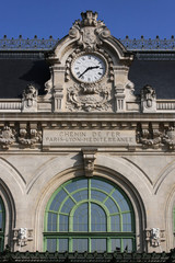 Horloge sur la façade de l'ancienne gare des Brotteaux