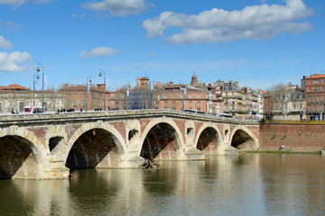 Fototapeta na wymiar Promenade quais de la Garonne à Toulouse