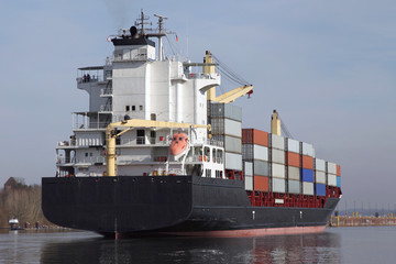 Feederschiff auf dem Kiel Kanal