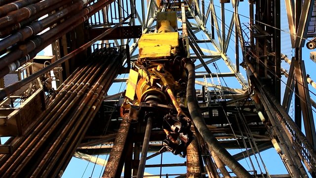 Top Drive System (TDS) Spinning for Oil Drilling Rig