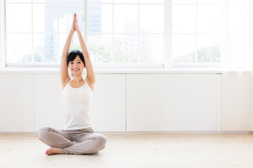 Fototapeta na wymiar attractive asian woman exercising