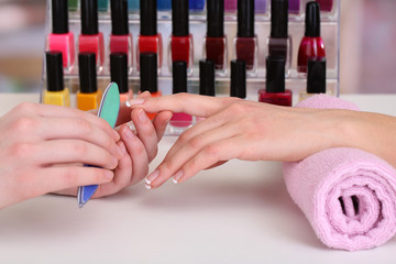 Obraz na płótnie Canvas Proces manicure w salonie piękności, z bliska