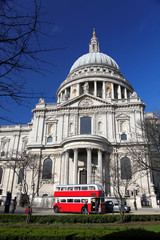 Fototapeta na wymiar Katedra św Pawła z czerwonym piętrowy w Londynie