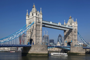Fototapeta na wymiar Tower Bridge z łodzi w Londynie