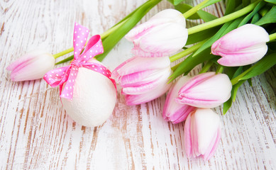Obraz na płótnie Canvas Pink tulips and easter egg